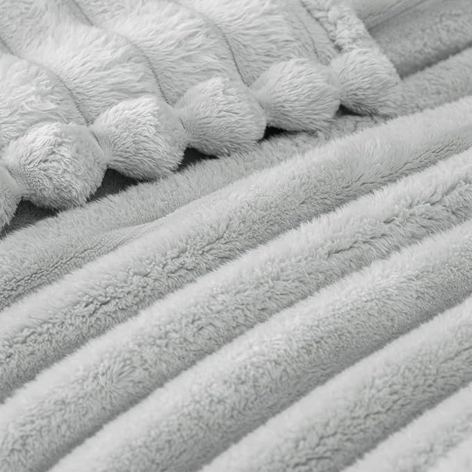 Exclusivo Mezcla Striped California King Size Fleece Blanket - Image 4