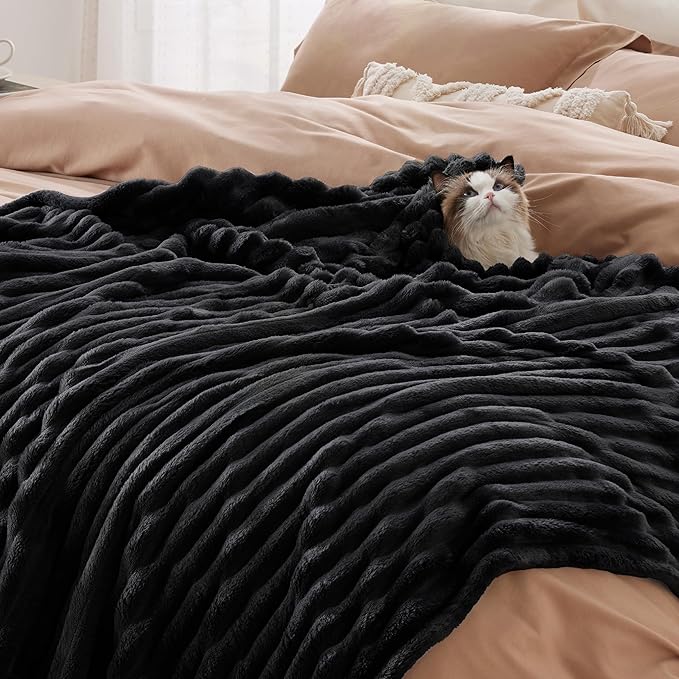 Bedsure Soft Full Size Fleece Blankets - Image 5